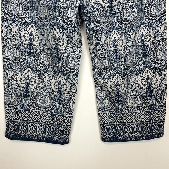 Lauren Ralph Lauren Blue and White Floral/Paisley Capri Pants. Plus Size 18 - Picture 9 of 11